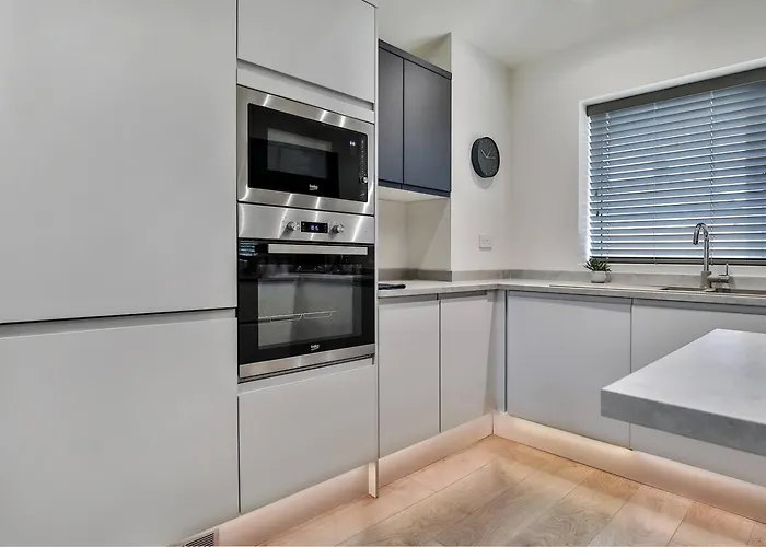 Magnificent, Renovated Whole House With Garden